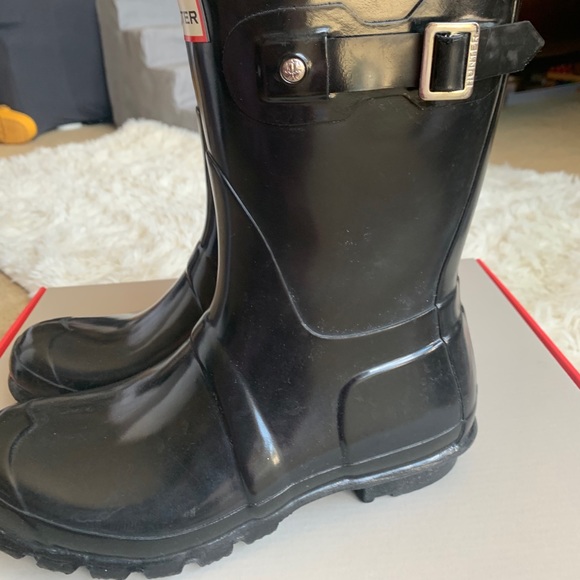 Short Black Gloss Hunter Rain Boots - Picture 5 of 9